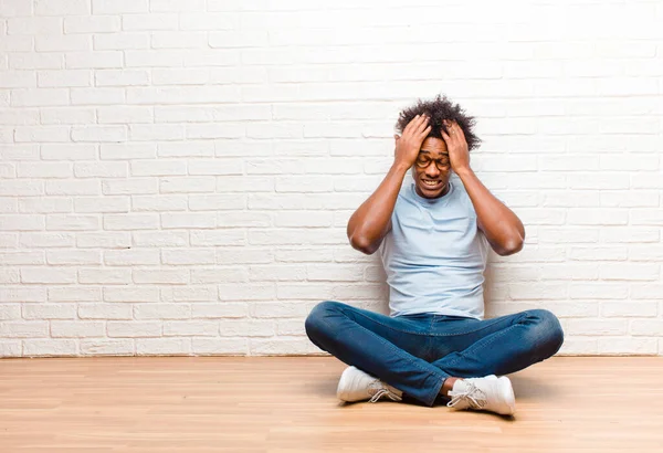 Jovem Negro Sentindo Estressado Ansioso Deprimido Frustrado Com Uma Dor — Fotografia de Stock