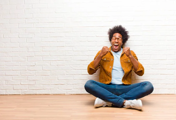 Joven Hombre Negro Gritando Triunfalmente Riendo Sintiéndose Feliz Emocionado Mientras —  Fotos de Stock