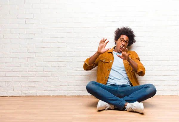 Giovane Uomo Colore Sente Terrorizzato Indietreggiando Urlando Orrore Panico Reagendo — Foto Stock