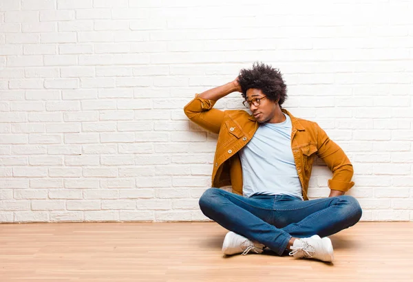 Joven Negro Sentirse Despistado Confundido Pensando Una Solución Con Mano —  Fotos de Stock