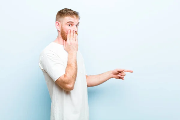 Jonge Rode Kop Man Zich Gelukkig Geschokt Verrast Voelen Bedekken — Stockfoto