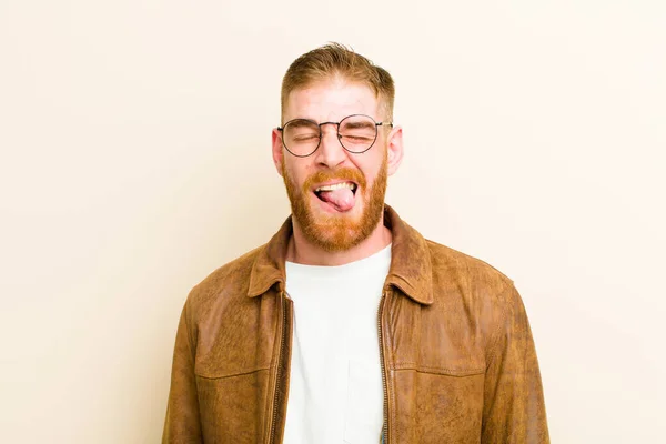 Jeune Homme Tête Rouge Avec Une Attitude Joyeuse Insouciante Rebelle — Photo