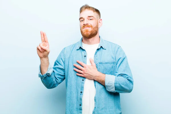 Junger Mann Mit Rotem Kopf Der Glücklich Selbstbewusst Und Vertrauenswürdig — Stockfoto