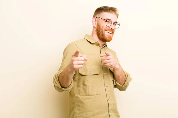 Joven Hombre Cabeza Roja Sonriendo Con Una Actitud Positiva Exitosa —  Fotos de Stock