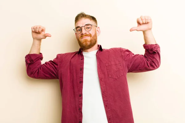 Joven Hombre Cabeza Roja Sintiéndose Orgulloso Arrogante Confiado Buscando Satisfecho — Foto de Stock