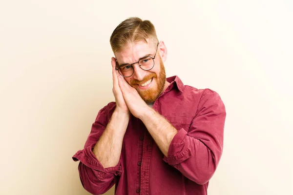 Genç Kızıl Saçlı Adam Aşık Sevimli Görünüyor Sevimli Mutlu Elleri — Stok fotoğraf