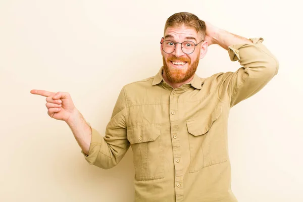 Joven Hombre Rojo Cabeza Riendo Mirando Feliz Positivo Sorprendido Realizando —  Fotos de Stock