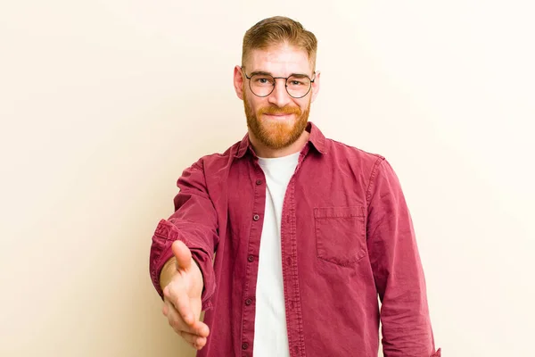 Joven Cabeza Roja Hombre Sonriendo Mirando Feliz Seguro Amable Ofreciendo —  Fotos de Stock