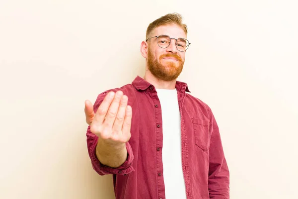 Joven Hombre Cabeza Roja Sintiéndose Feliz Exitoso Confiado Frente Desafío —  Fotos de Stock