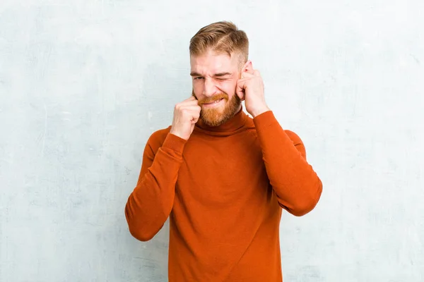 Joven Hombre Cabeza Roja Con Cuello Tortuga Mirando Enojado Estresado —  Fotos de Stock