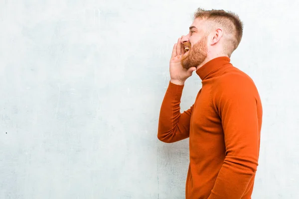 Ung Röd Huvud Man Bär Sköldpadda Hals Profil Ser Glad — Stockfoto