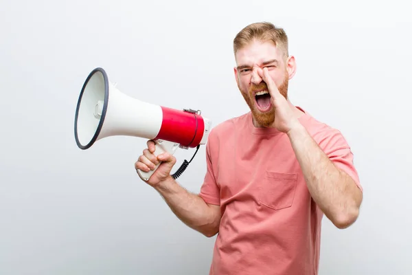 Jovem Cabeça Vermelha Homem Com Megafone Contra Fundo Branco — Fotografia de Stock