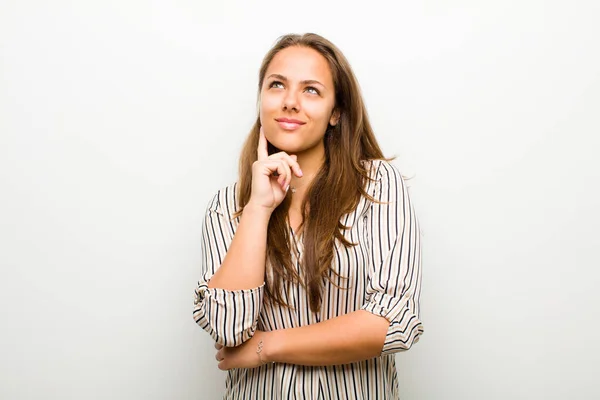 Joven Mujer Sonriendo Feliz Soñando Despierto Dudando Mirando Lado Sobre — Foto de Stock