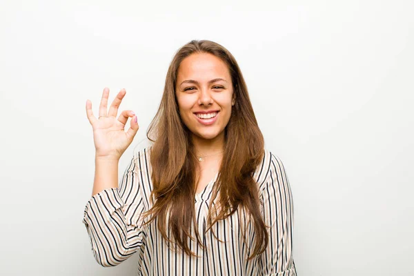 Jonge Vrouw Voelt Zich Gelukkig Ontspannen Tevreden Tonen Goedkeuring Met — Stockfoto