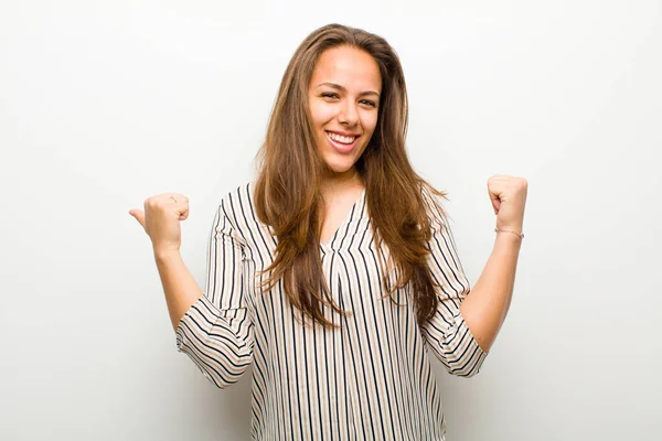 Giovane Donna Sorridente Gioiosamente Guardando Felice Sentirsi Spensierato Positivo Con — Foto Stock