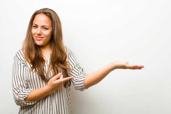 Jonge Vrouw Glimlachend Zich Gelukkig Zorgeloos Tevreden Voelen Wijzend Naar — Stockfoto