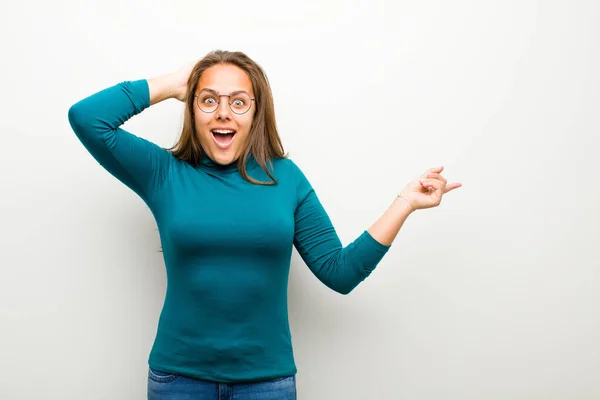 Giovane Donna Ridendo Guardando Felice Positivo Sorpreso Realizzando Una Grande — Foto Stock