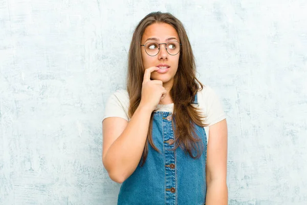 Jovem Mulher Bonita Com Olhar Surpreso Nervoso Preocupado Assustado Olhando — Fotografia de Stock