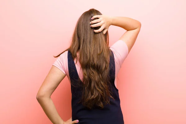 Young Woman Thinking Doubting Scratching Head Feeling Puzzled Confused Back — Stock Photo, Image