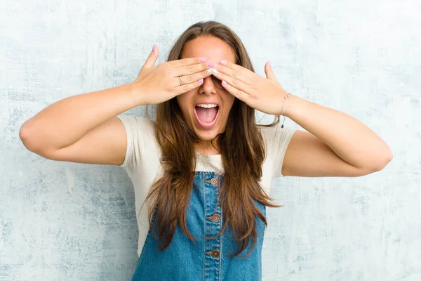 Joven Bonita Mujer Sonriendo Sintiéndose Feliz Cubriendo Los Ojos Con — Foto de Stock