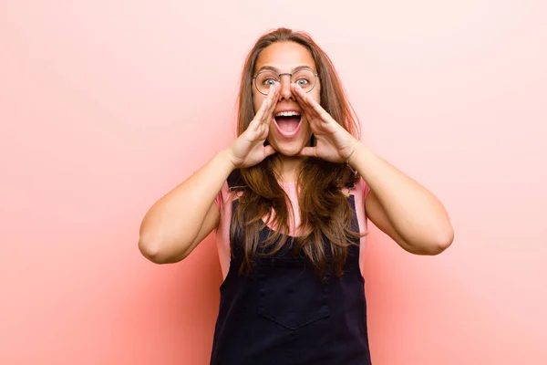 Junge Frau Fühlt Sich Glücklich Aufgeregt Und Positiv Schreit Laut — Stockfoto