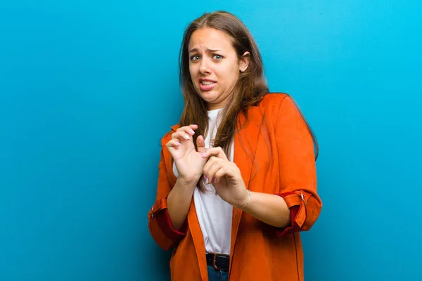 Junge Frau Empfindet Ekel Und Übelkeit Weicht Von Etwas Bösem — Stockfoto