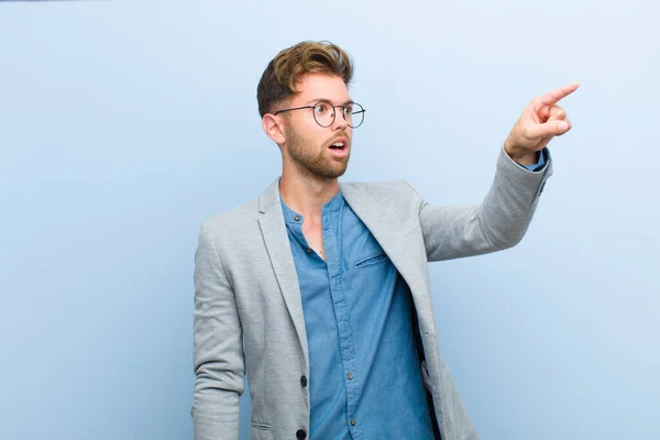 Young Businessman Feeling Shocked Surprised Pointing Looking Upwards Awe Amazed — Stock Photo, Image