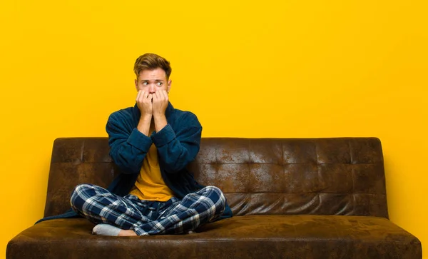 Jeune Homme Portant Pyjama Air Inquiet Anxieux Stressé Effrayé Mordant — Photo