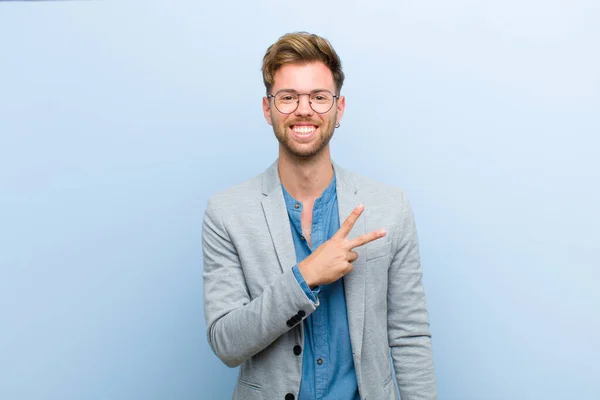 Junger Geschäftsmann Der Sich Glücklich Positiv Und Erfolgreich Fühlt Mit — Stockfoto