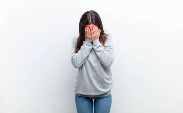 Jovem Bonita Mulher Sentindo Triste Frustrado Nervoso Deprimido Cobrindo Rosto — Fotografia de Stock