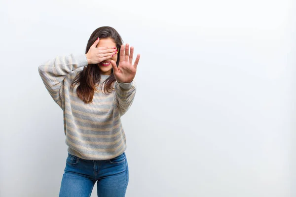 Jonge Mooie Vrouw Bedekken Gezicht Met Hand Zet Andere Hand — Stockfoto