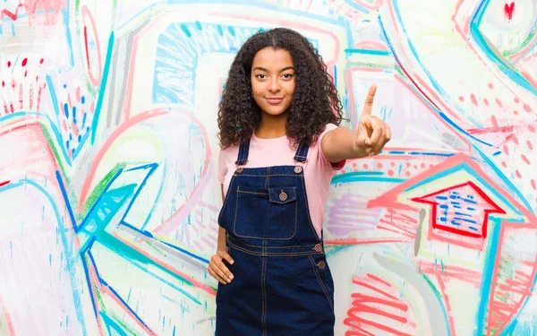 Fiatal Csinos Afro Amerikai Mosolyogva Büszkén Magabiztosan Hogy Első Számú — Stock Fotó