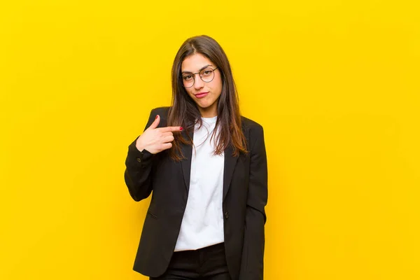 Joven Bonita Mujer Buscando Orgulloso Seguro Feliz Sonriendo Señalando Mismo —  Fotos de Stock