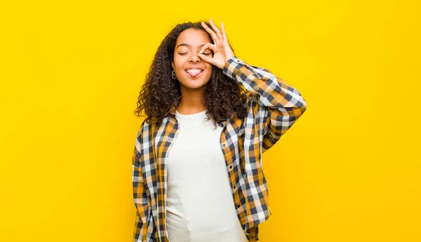 Junge Hübsche Afrikanisch Amerikanische Frau Lächelt Glücklich Mit Lustigem Gesicht — Stockfoto