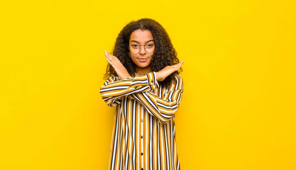 Jovem Bonita Afro Americana Olhar Irritado Cansado Sua Atitude Dizendo — Fotografia de Stock