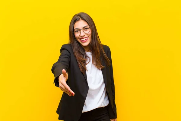 Joven Bonita Mujer Sonriendo Mirando Feliz Seguro Amable Ofreciendo Apretón — Foto de Stock