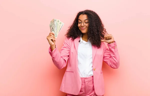 Junge Schwarze Hübsche Frau Mit Dollarnoten Vor Rosa Wandhintergrund — Stockfoto