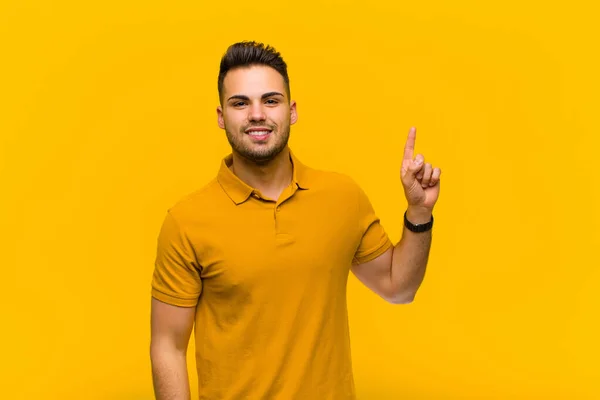 Jovem Hispânico Sorrindo Alegre Feliz Apontando Para Cima Com Uma — Fotografia de Stock