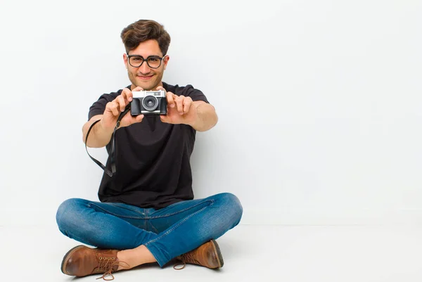 Νεαρός Όμορφος Άνδρας Μια Vintage Κάμερα Κάθεται Στο Πάτωμα Κάθεται — Φωτογραφία Αρχείου