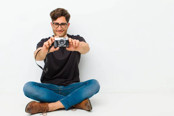 Jovem Homem Bonito Com Uma Câmera Vintage Sentado Chão Sentado — Fotografia de Stock