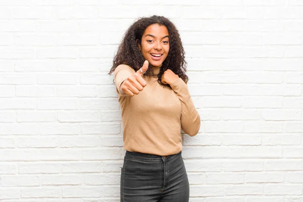 Joven Mujer Negra Sintiéndose Orgullosa Despreocupada Segura Feliz Sonriendo Positivamente — Foto de Stock