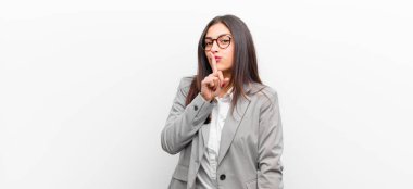 Genç, güzel bir kadın sessizlik ve sessizlik istiyor. Parmağını ağzının önüne uzatıp 