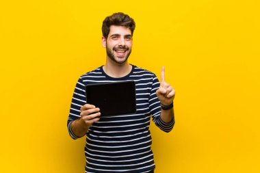 Genç yakışıklı adam turuncu arka planda