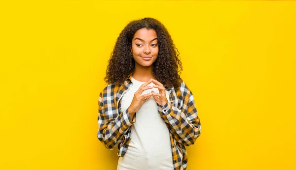 Joven Mujer Afroamericana Bonita Sintiéndose Orgullosa Traviesa Arrogante Mientras Tramando — Foto de Stock