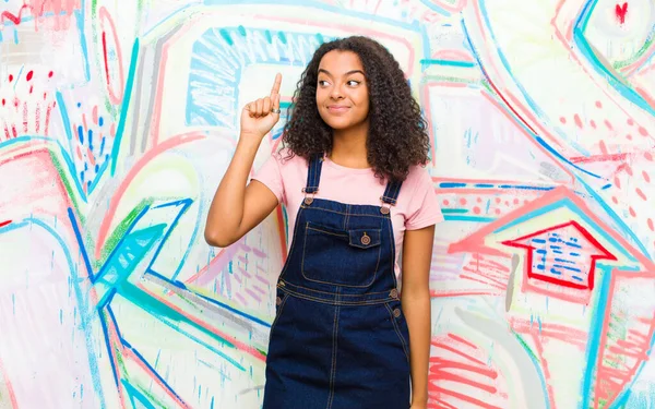 Fiatal Csinos Afro Amerikai Vidáman Boldogan Mosolyog Egyik Kezével Felfelé — Stock Fotó