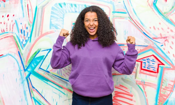 Junge Hübsche Afrikanisch Amerikanische Frau Fühlt Sich Glücklich Überrascht Und — Stockfoto