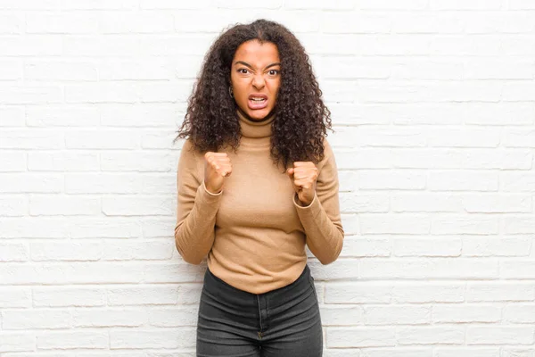 Jovem Mulher Negra Gritando Agressivamente Com Irritado Frustrado Olhar Irritado — Fotografia de Stock