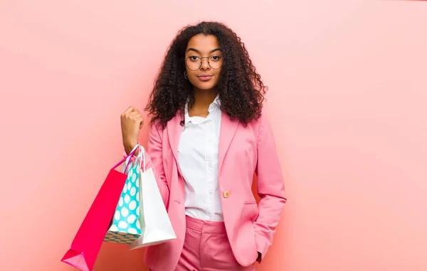 Giovane Nero Bella Donna Con Shopping Bags Contro Rosa Parete — Foto Stock