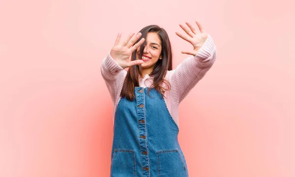 Jovem Mulher Bonita Sorrindo Olhando Amigável Mostrando Número Dez Décimo — Fotografia de Stock