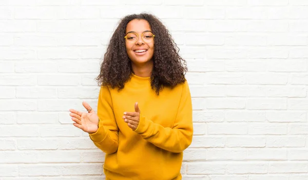 Joven Mujer Negra Sintiéndose Feliz Exitosa Sonriendo Aplaudiendo Diciendo Felicitaciones — Foto de Stock